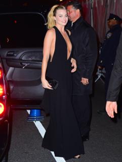 Margot Robbie feet photo thumbnail