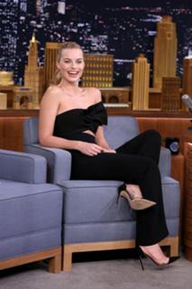 Margot Robbie feet photo thumbnail