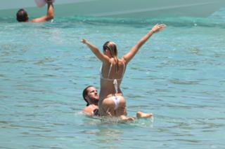 Margot Robbie feet photo thumbnail