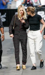 Margot Robbie feet photo thumbnail