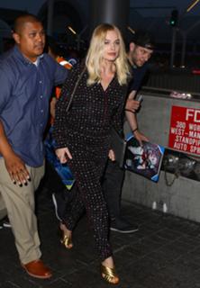 Margot Robbie feet photo thumbnail
