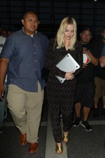 Margot Robbie feet photo thumbnail