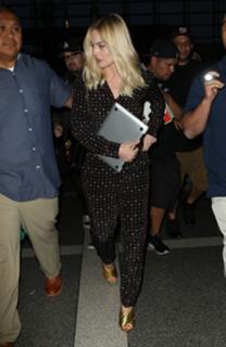 Margot Robbie feet photo thumbnail
