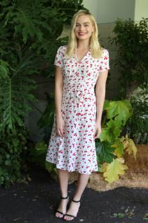 Margot Robbie feet photo thumbnail