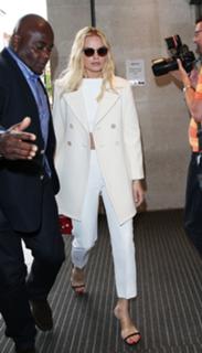 Margot Robbie feet photo thumbnail