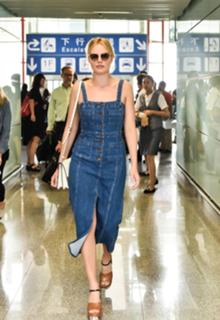 Margot Robbie feet photo thumbnail