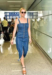 Margot Robbie feet photo thumbnail