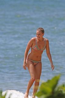 Margot Robbie feet photo thumbnail