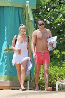 Margot Robbie feet photo thumbnail