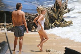 Margot Robbie feet photo thumbnail