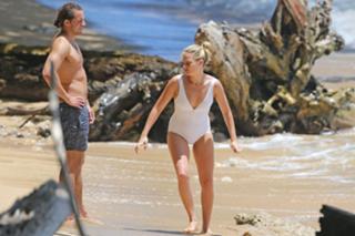 Margot Robbie feet photo thumbnail