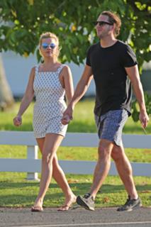 Margot Robbie feet photo thumbnail