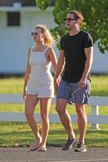 Margot Robbie feet photo thumbnail