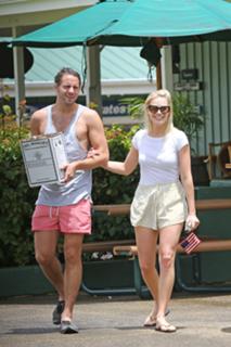 Margot Robbie feet photo thumbnail
