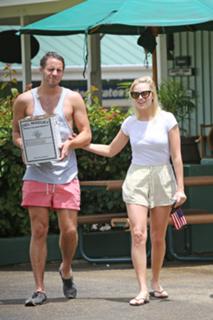Margot Robbie feet photo thumbnail