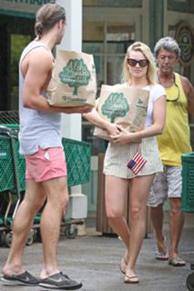 Margot Robbie feet photo thumbnail
