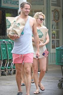 Margot Robbie feet photo thumbnail