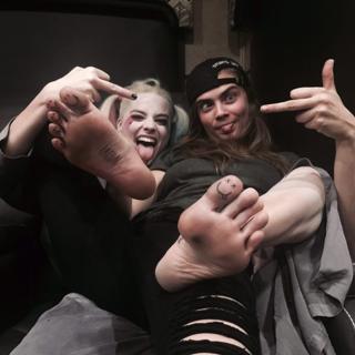Margot Robbie feet photo thumbnail