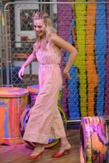 Margot Robbie feet photo thumbnail