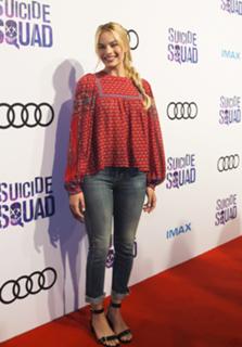 Margot Robbie feet photo thumbnail