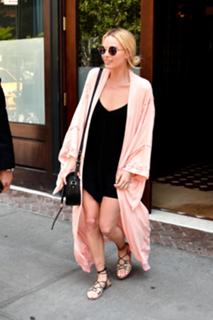 Margot Robbie feet photo thumbnail