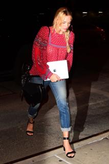 Margot Robbie feet photo thumbnail