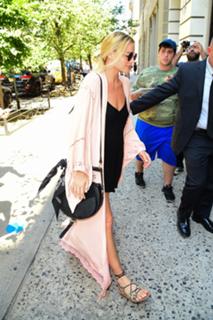 Margot Robbie feet photo thumbnail