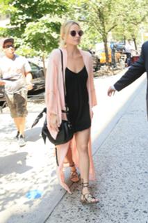 Margot Robbie feet photo thumbnail