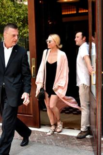 Margot Robbie feet photo thumbnail