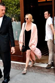 Margot Robbie feet photo thumbnail
