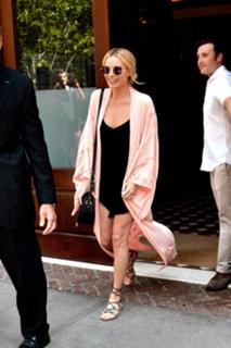 Margot Robbie feet photo thumbnail