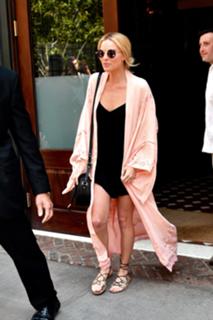 Margot Robbie feet photo thumbnail