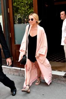 Margot Robbie feet photo thumbnail