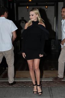 Margot Robbie feet photo thumbnail