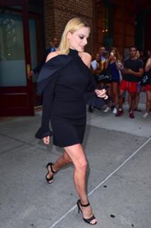 Margot Robbie feet photo thumbnail