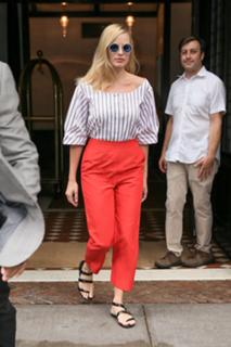 Margot Robbie feet photo thumbnail
