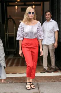 Margot Robbie feet photo thumbnail