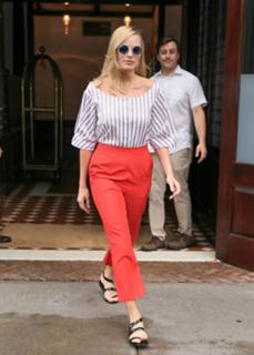 Margot Robbie feet photo thumbnail