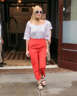 Margot Robbie feet photo thumbnail