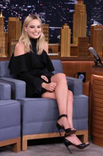 Margot Robbie feet photo thumbnail