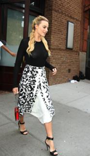 Margot Robbie feet photo thumbnail