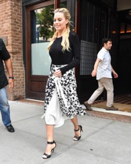 Margot Robbie feet photo thumbnail