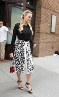 Margot Robbie feet photo thumbnail