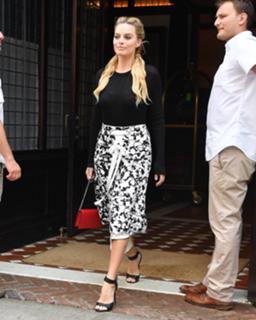 Margot Robbie feet photo thumbnail