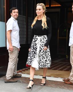 Margot Robbie feet photo thumbnail