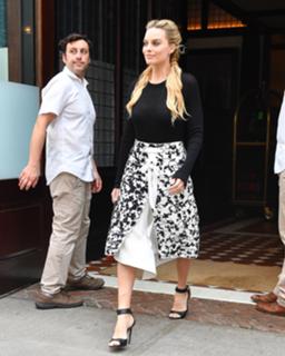 Margot Robbie feet photo thumbnail