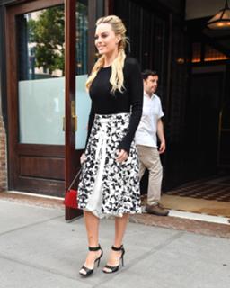 Margot Robbie feet photo thumbnail