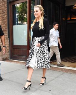 Margot Robbie feet photo thumbnail