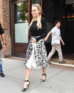 Margot Robbie feet photo thumbnail