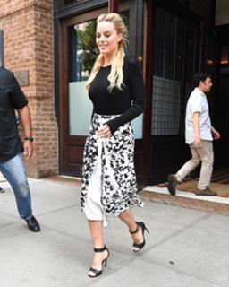 Margot Robbie feet photo thumbnail